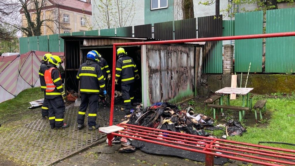Při požáru garáže v Českém Těšíně našli lidské tělo